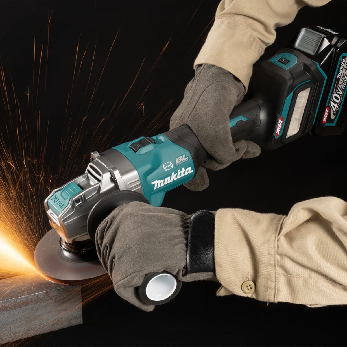 Makita Akku-Winkelschleifer 40V max. / 4,0 Ah, 2 Akkus + Ladegerät im MAKPAC GA041GM201