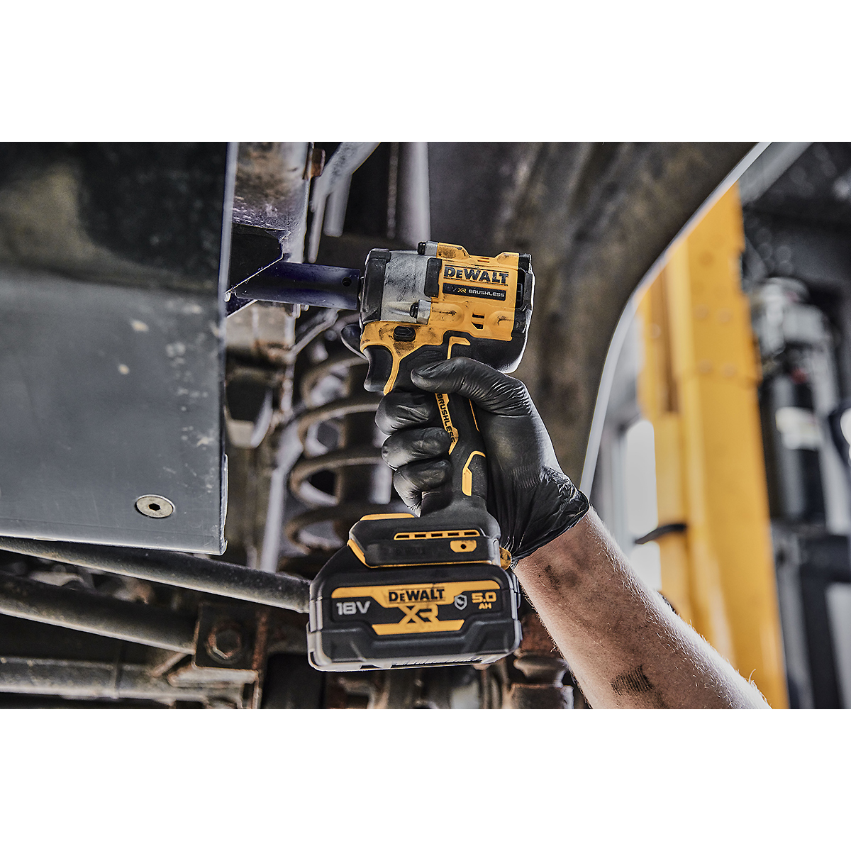 DEWALT Akku-Schlagschrauber 3/8 Zoll XR 18V 406Nm Spezialausführung + 2 Akku + Schnellladegerät