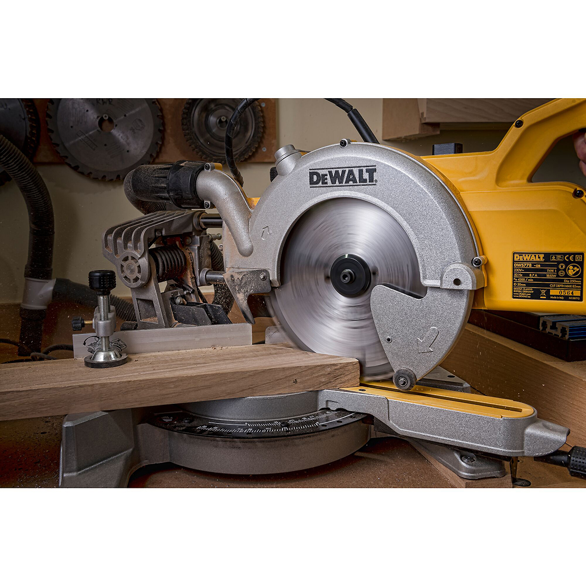 DEWALT Paneelsäge 250mm 1850 Watt mit XPS-Schnittlinienanzeige