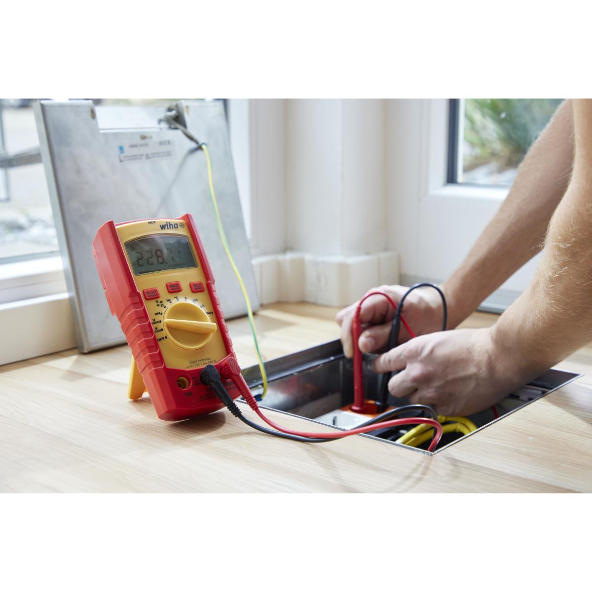 Wiha Digitales Multimeter bis 1.000 V AC, CAT IV mit 2x AAA-Batterien