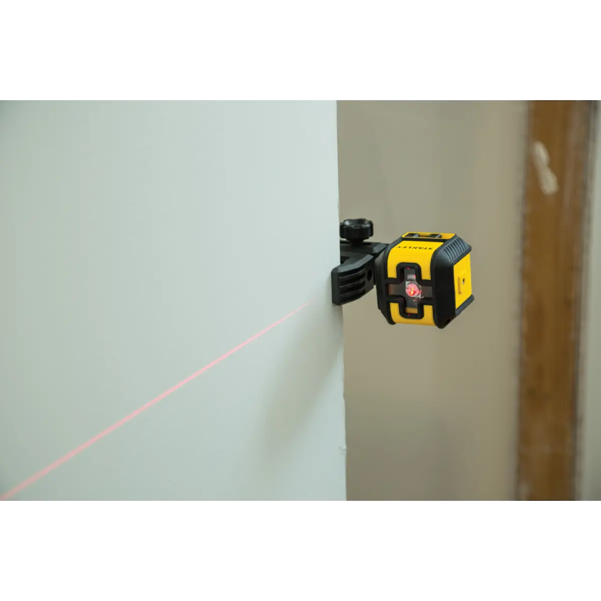 STANLEY Kompakter Linienlaser Cubix mit roter Diode, mit einer horizontalen und einer vertikalen Linie