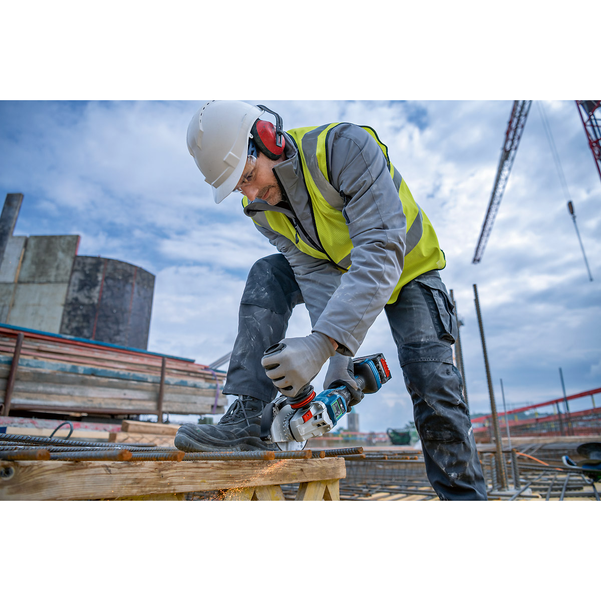 Bosch Akku-Winkelschleifer BITURBO GWX 18V-15 PSC in L-BOXX 136 mit Zusatzgriff