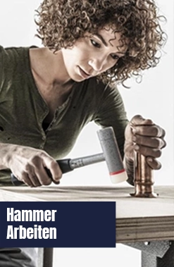 Frau mit Hammer