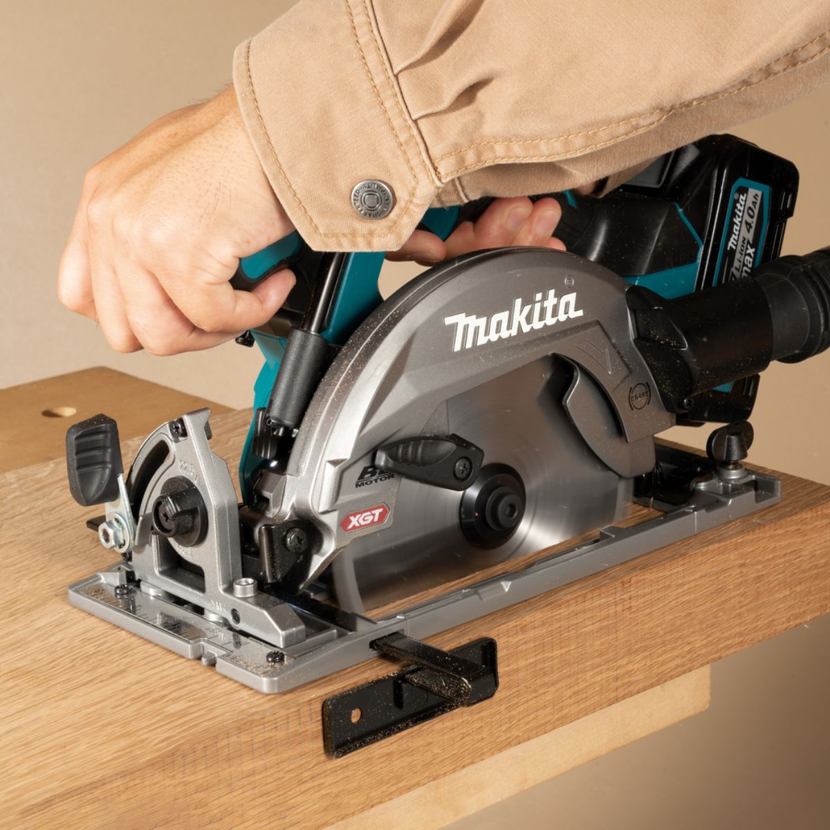 Makita Akku-Handkreissäge 57 mm 40V max. / 2,5 Ah, 2 Akkus + Ladegerät HS012GD201