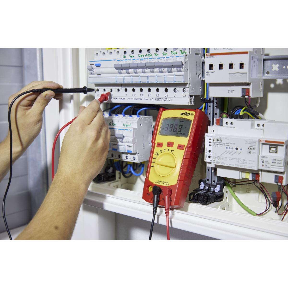 Wiha Digitales Multimeter bis 600 V AC, CAT IV mit 2x AAA-Batterien
