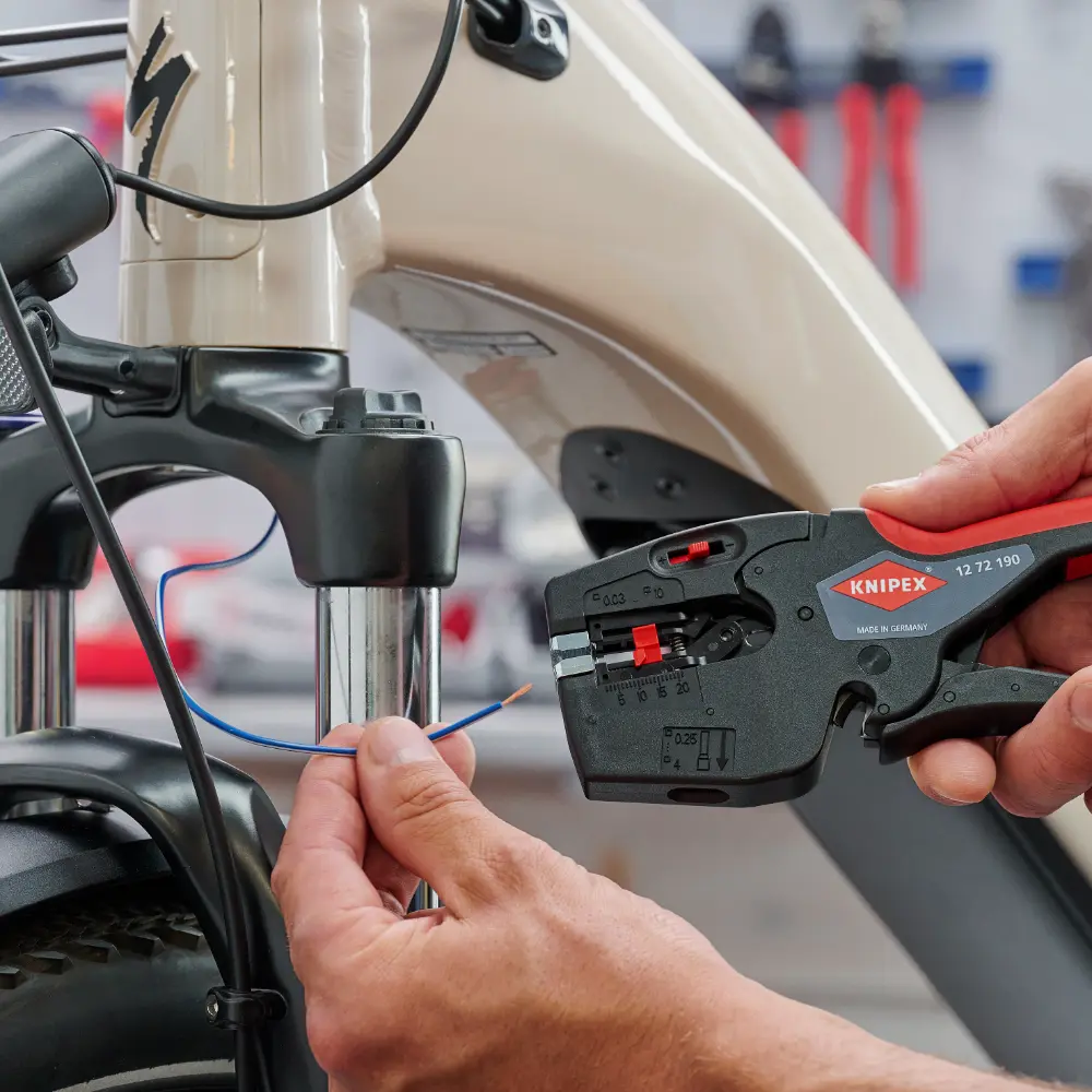 KNIPEX NexStrip Elektriker-Multiwerkzeug mit rutschhemmenden Kunststoff-Hüllen 190 mm