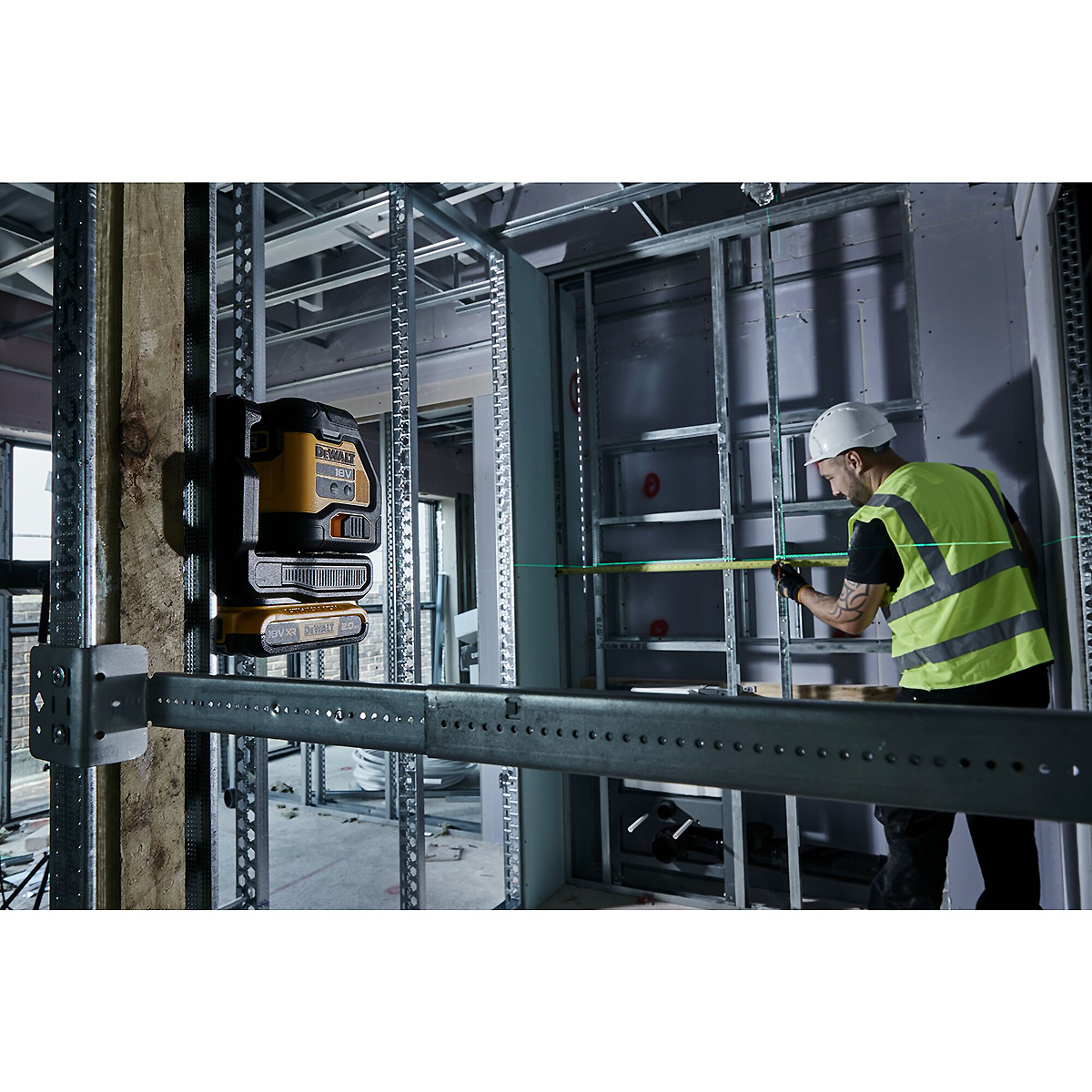 DEWALT Akku-Kreuzlinienlaser Compact 18V grün + Akku + Schnellladegerät