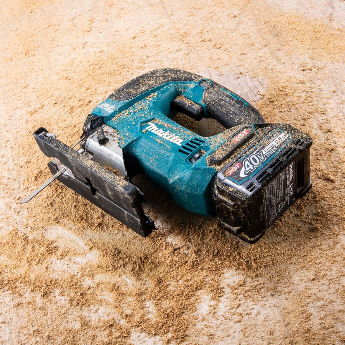 Makita Akku-Pendelhubstichsäge XGT - 40V max. - 135 mm - 800 - 3.500 U/min - JV002GZ