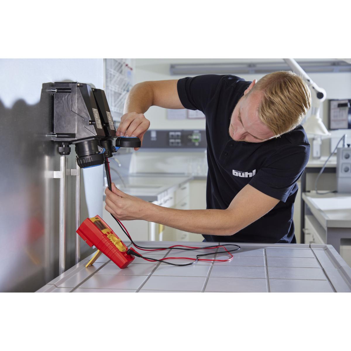 Wiha Digitales Multimeter bis 600 V AC, CAT IV mit 2x AAA-Batterien