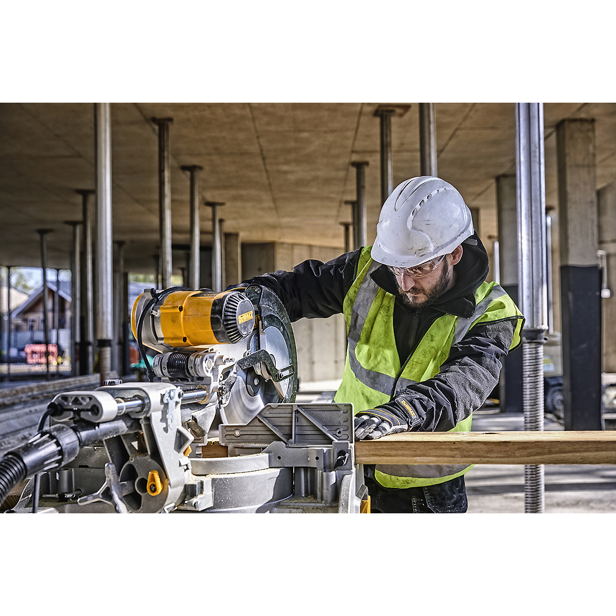 DEWALT Paneelsäge 305mm 1675 Watt mit XPS-Schnittlinienanzeige