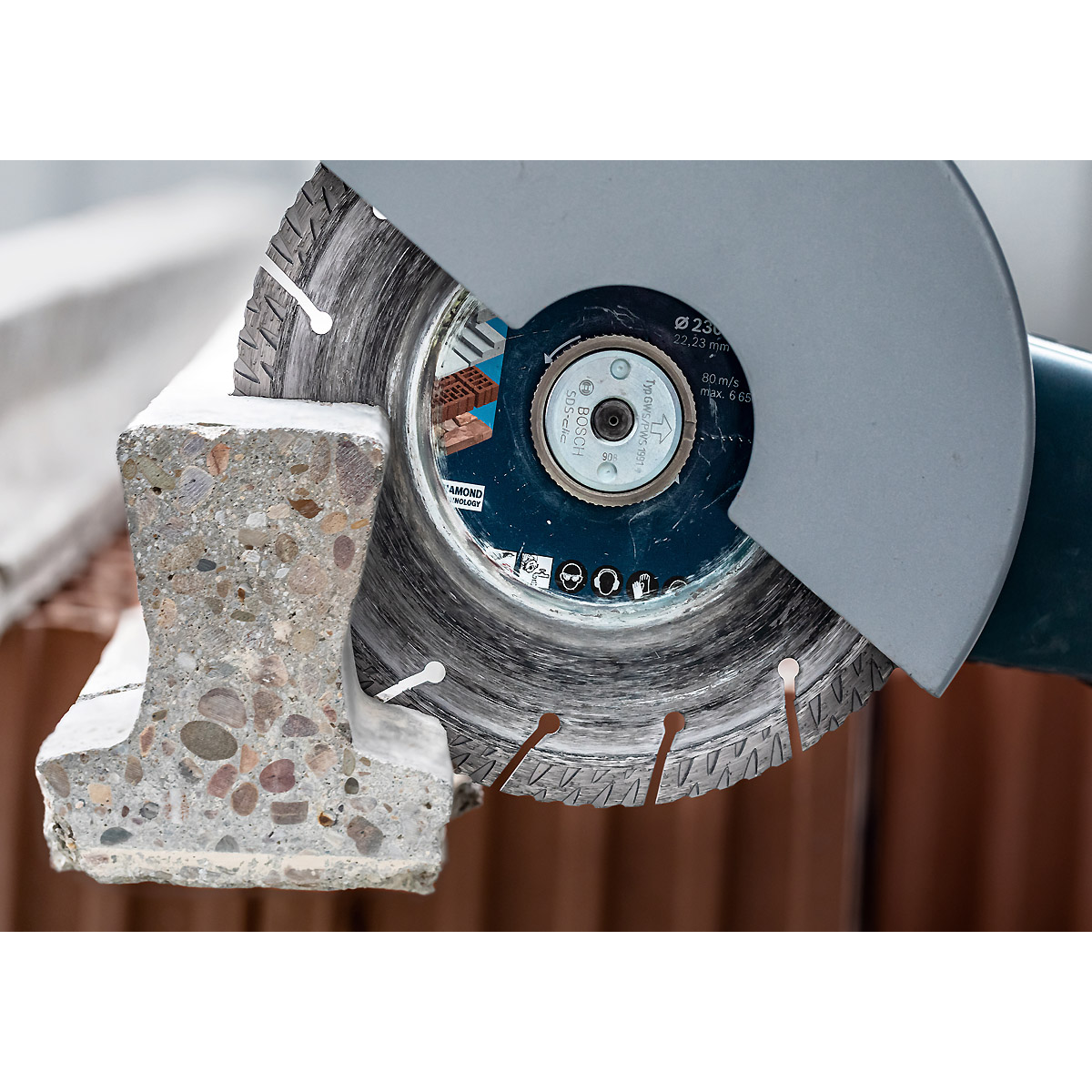 Bosch EXPERT MultiMaterial Diamanttrennscheiben, ür große Winkelschleifer mit Spannmutter