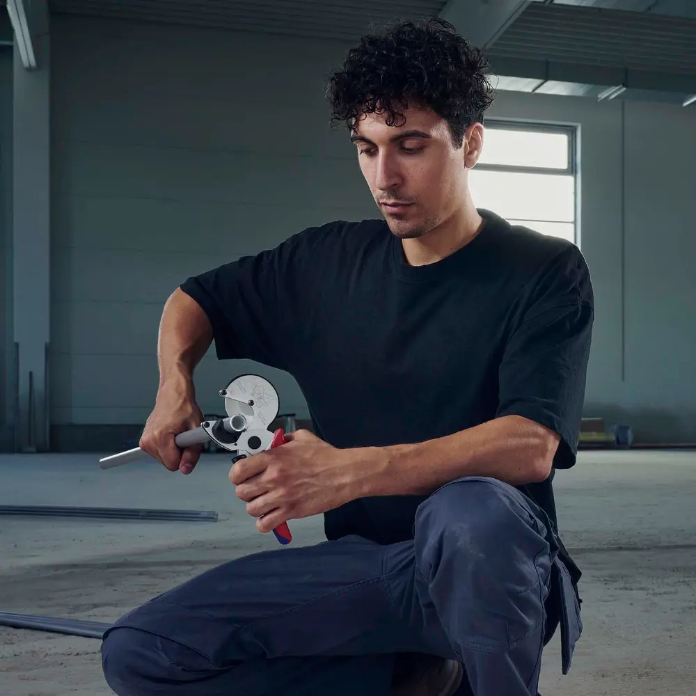 KNIPEX Rohrschneider für Verbund- und Kunststoffrohre mit Mehrkomponenten-Hüllen verchromt 210 mm