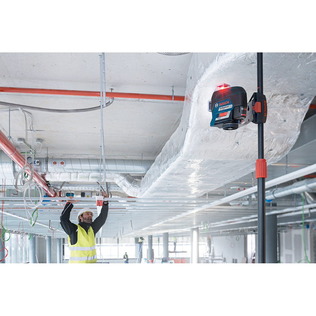 Bosch Linienlaser GLL 3-80 C, mit 4 x 1,5-V-LR6-(AA)-Batterien, Akku-Adapter