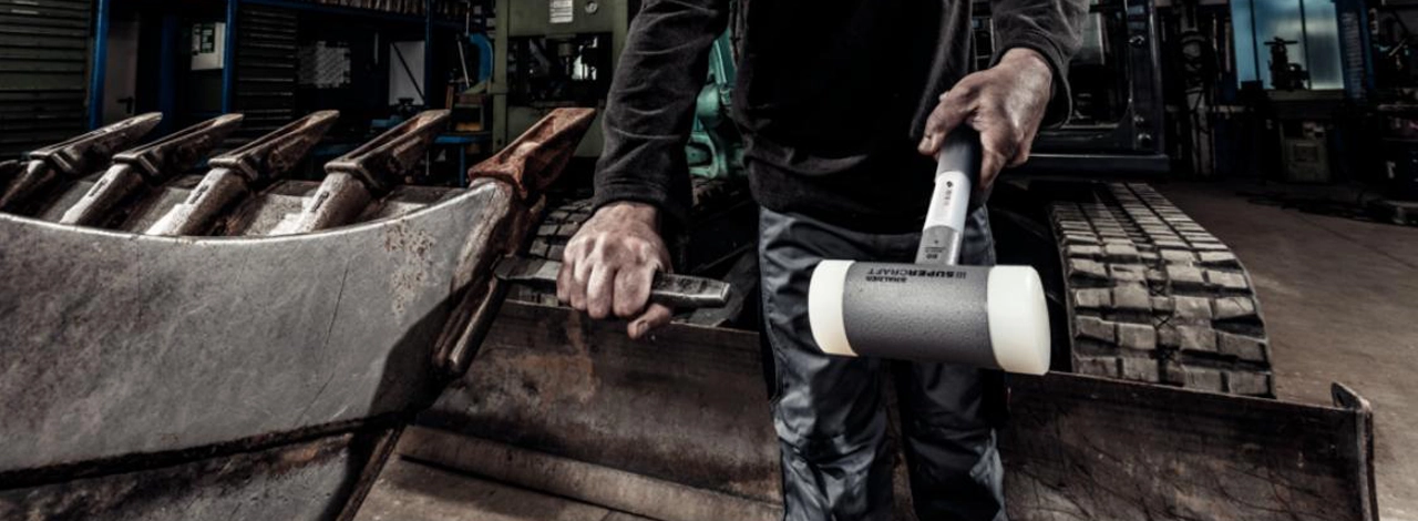 Mann mit Hammer