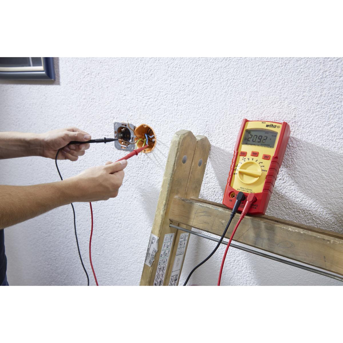 Wiha Digitales Multimeter bis 1.000 V AC, CAT IV mit 2x AAA-Batterien