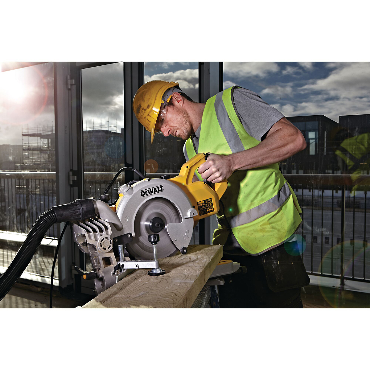 DEWALT Paneelsäge 250mm 1850 Watt mit XPS-Schnittlinienanzeige