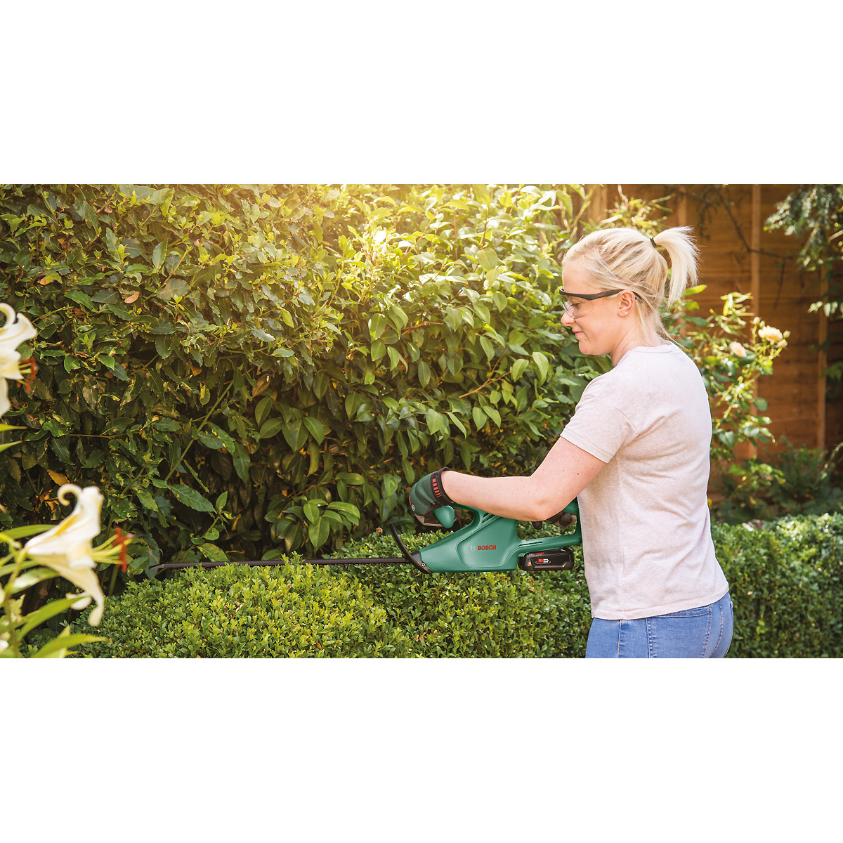 Bosch Heckenschere EasyHedgeCut 18-45 mit 1x Akkupack, Ladegerät,Messerabdeckung