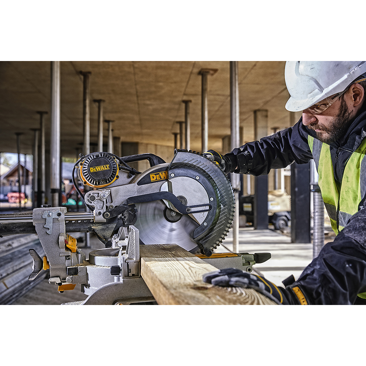 DEWALT Paneelsäge 305mm 1675 Watt mit XPS-Schnittlinienanzeige