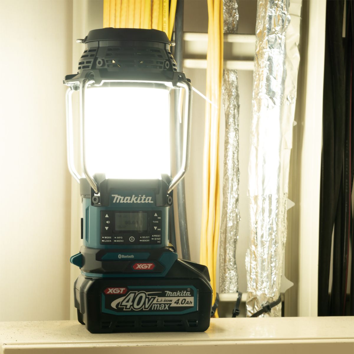 Makita Akku-Radio mit Laterne 40V max. (ohne Akku, ohne Ladegerät) MR009GZ
