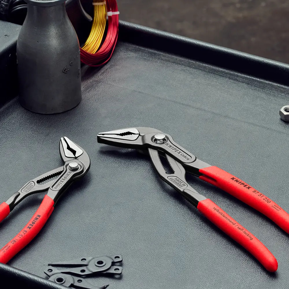 KNIPEX Cobra ES Wasserpumpenzange extra-schlank mit rutschhemmendem Kunststoff grau atramentiert 180 mm