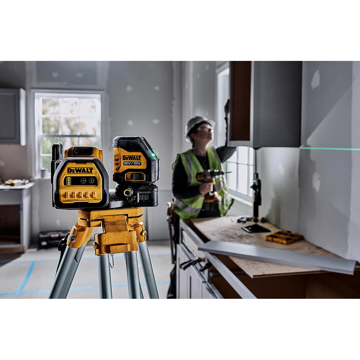 DEWALT Akku-Kreuzlinienlaser grün 18V + Akku + Schnellladegerät