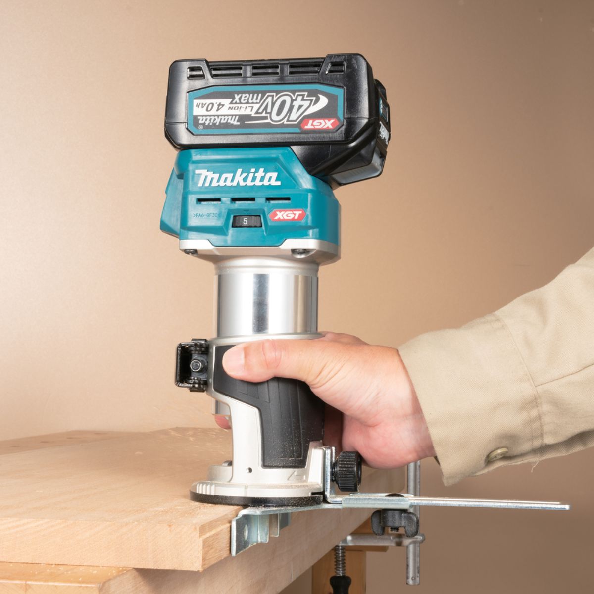 Makita Akku-Multifunktionsfräse 40V max. / 4,0 Ah, 2 Akkus + Ladegerät im MAKPAC RT001GM205