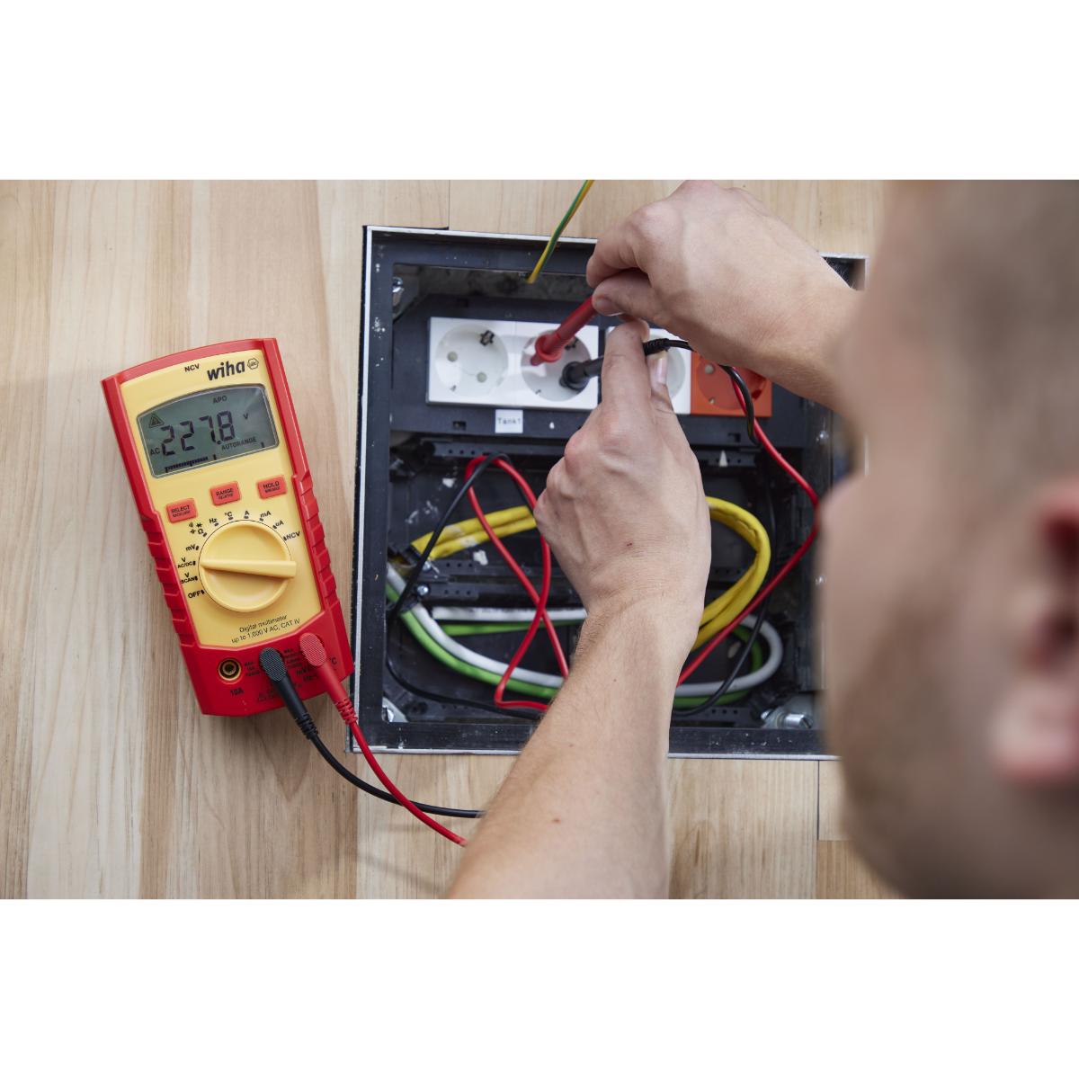Wiha Digitales Multimeter bis 1.000 V AC, CAT IV mit 2x AAA-Batterien