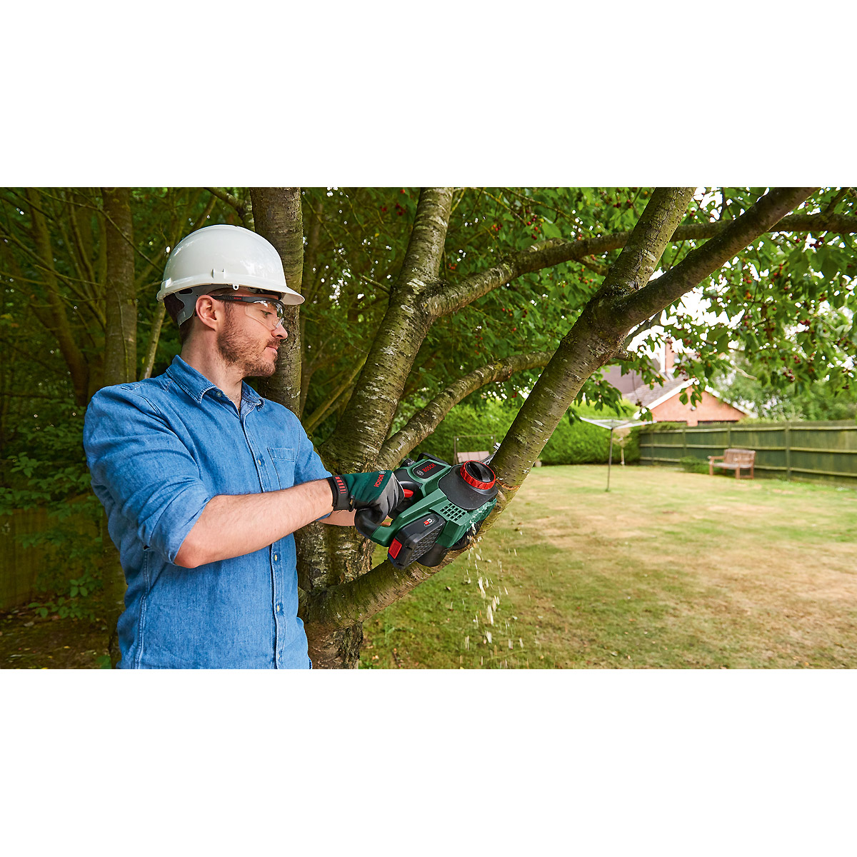 Bosch Akku-Kettensäge UniversalChain 18 mit 1 x PBA 18 V 2.5 Ah Akku