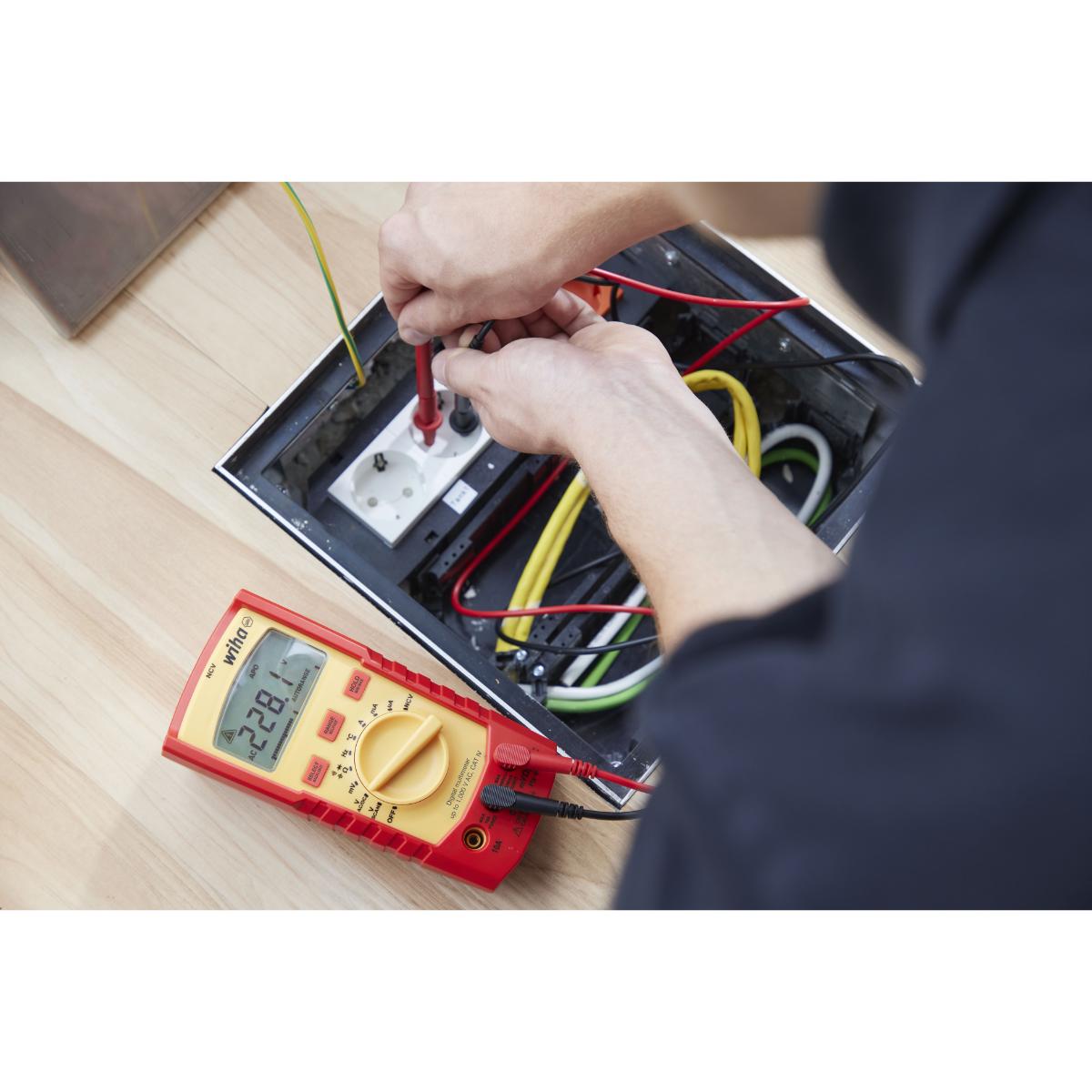 Wiha Digitales Multimeter bis 1.000 V AC, CAT IV mit 2x AAA-Batterien