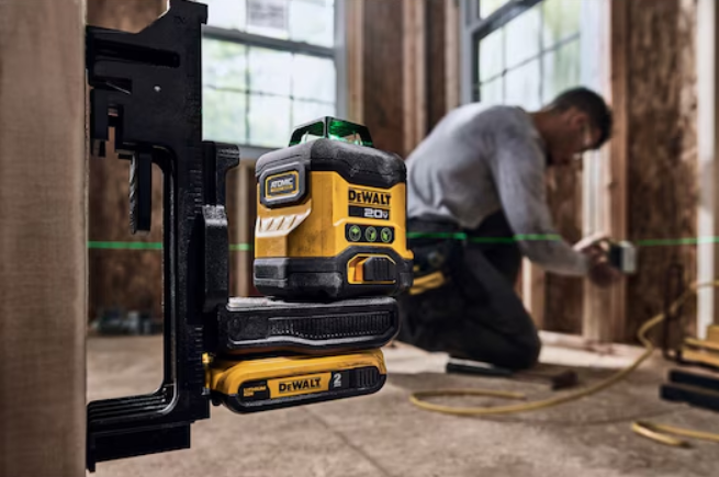 DEWALT Akku-Multi-Linienlaser 3x360° 18V + Akku + Schnellladegerät