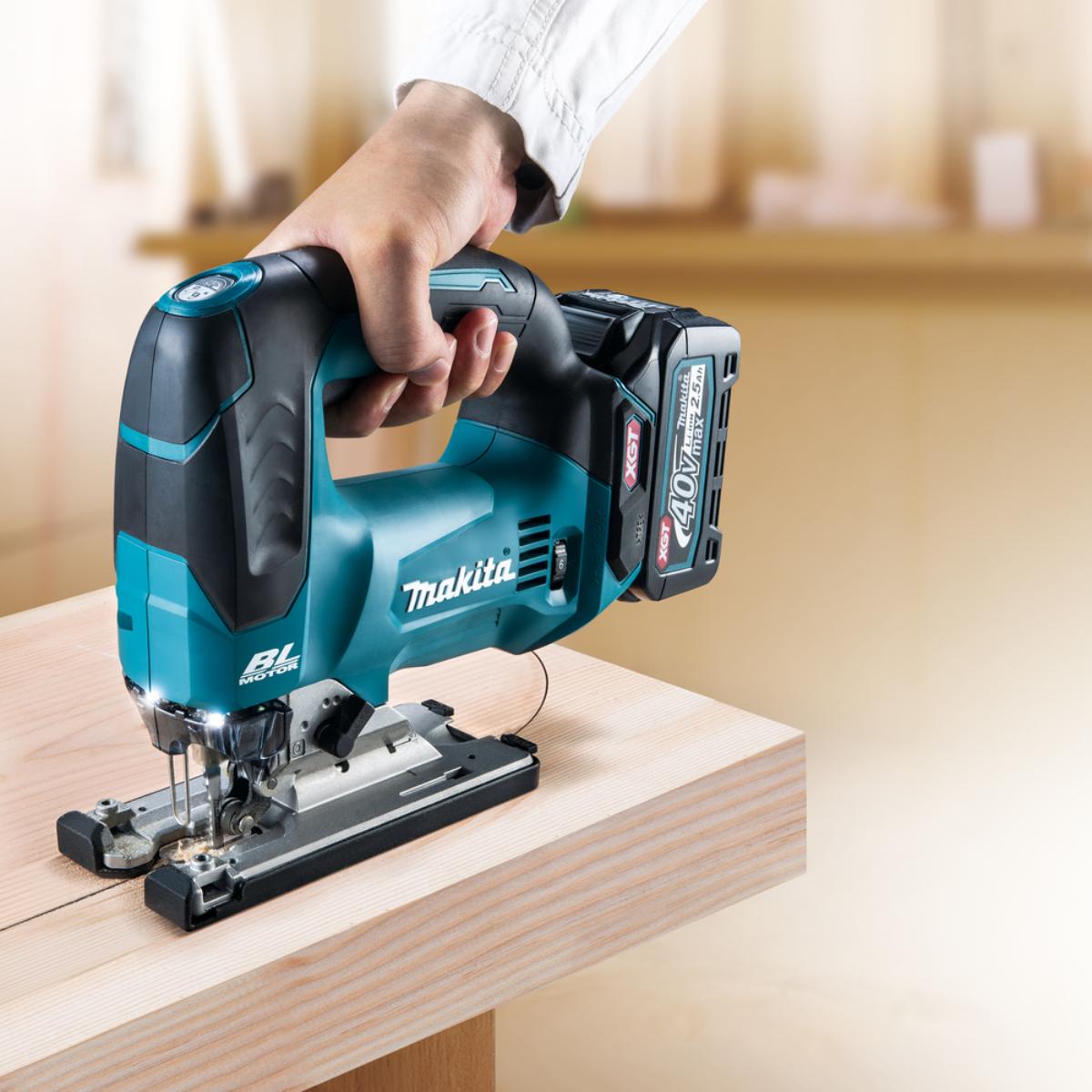 Makita Akku-Pendelhubstichsäge XGT - 40V max. - 135 mm - 800 - 3.500 U/min - JV002GZ