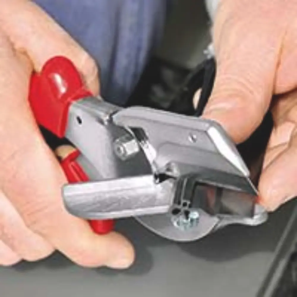 KNIPEX Gehrungsschere für Kunststoff- und Gummiprofile mit Kunststoff-Hüllen verchromt 215 mm