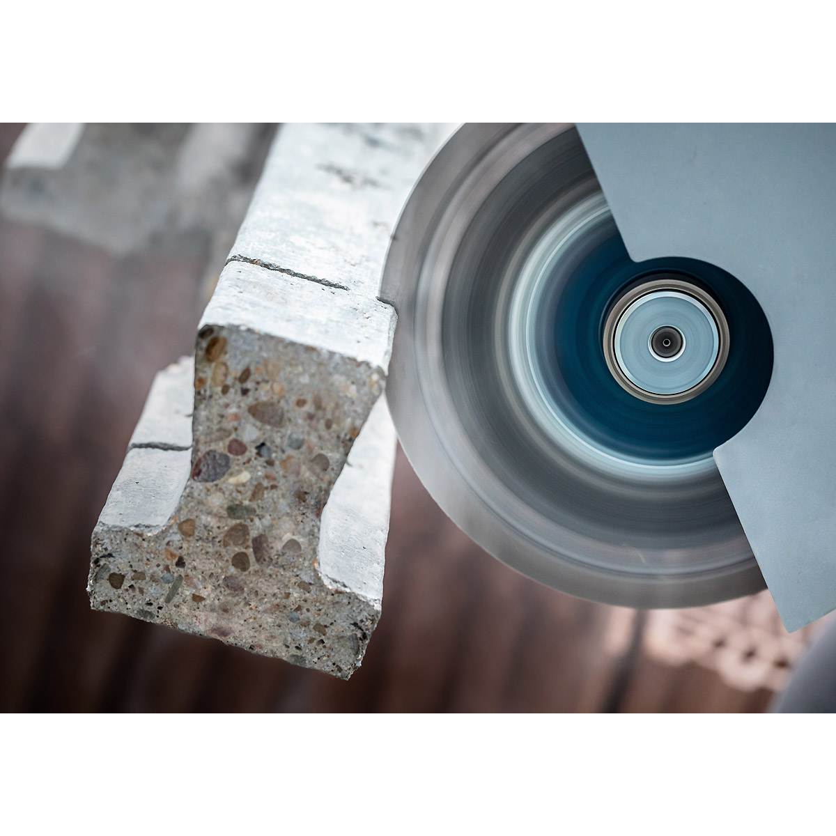 Bosch EXPERT MultiMaterial Diamanttrennscheiben, ür große Winkelschleifer mit Spannmutter
