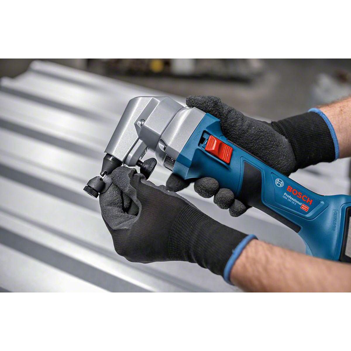 Bosch Akku-Nager GNA 18V-16 E, 2 Akku ProCORE18V 4.0Ah, Ladg. u. L-BOXX