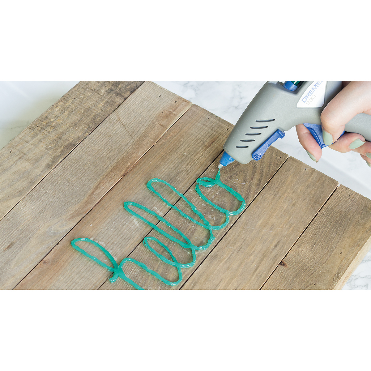 DREMEL Heißklebepistole 930, 12 Farb-Klebestifte, 7mm