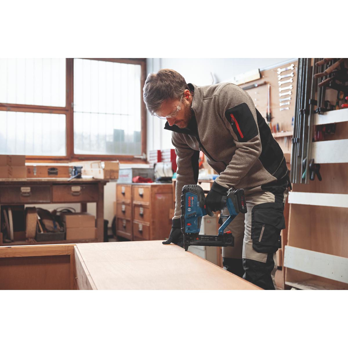 Bosch Akku-Holzklammerer GTH 18V-38 M inkl. L-BOXX 238