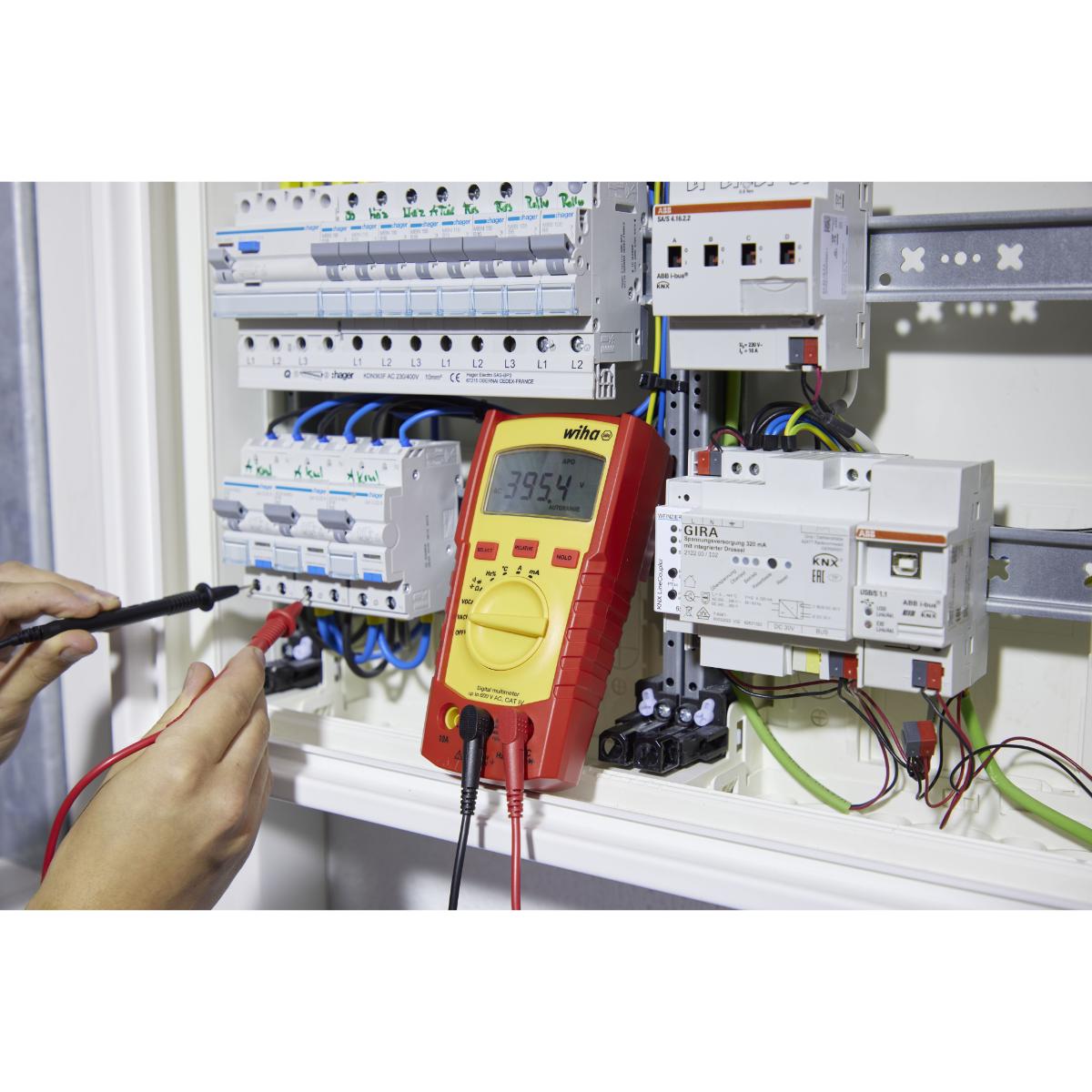 Wiha Digitales Multimeter bis 600 V AC, CAT IV mit 2x AAA-Batterien