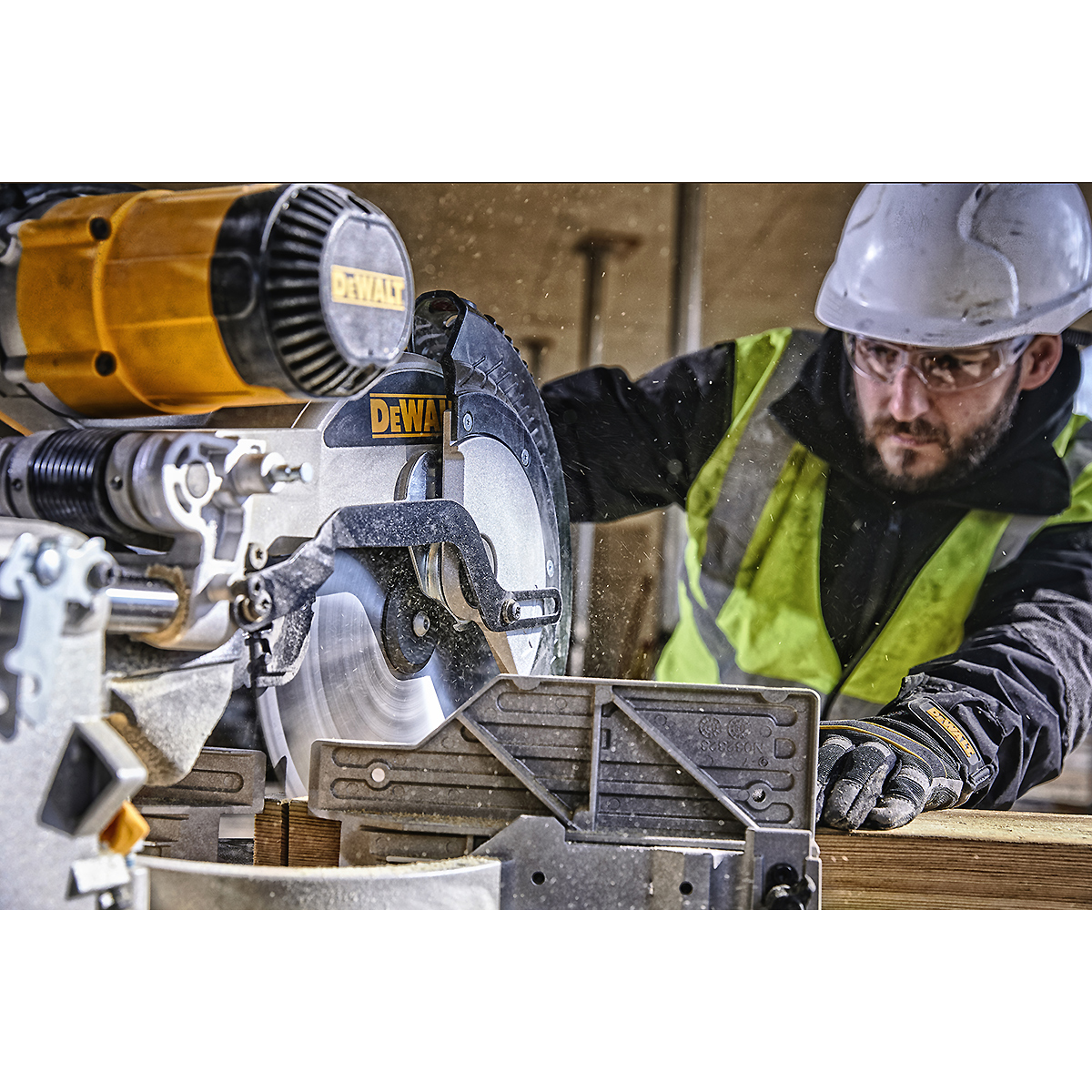 DEWALT Paneelsäge 305mm 1675 Watt mit XPS-Schnittlinienanzeige