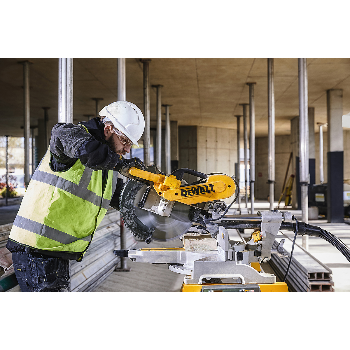 DEWALT Paneelsäge 305mm 1675 Watt mit XPS-Schnittlinienanzeige