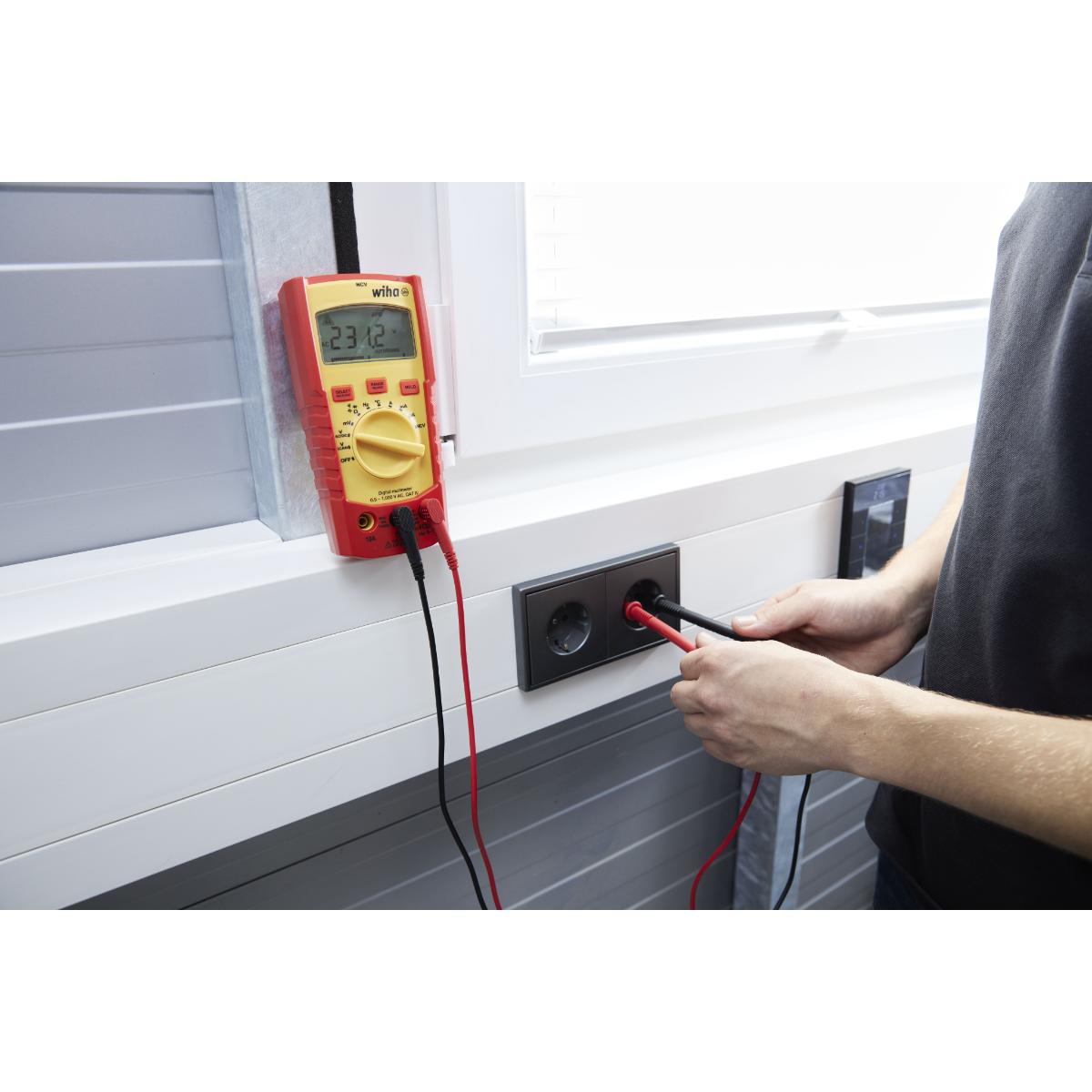 Wiha Digitales Multimeter bis 1.000 V AC, CAT IV mit 2x AAA-Batterien