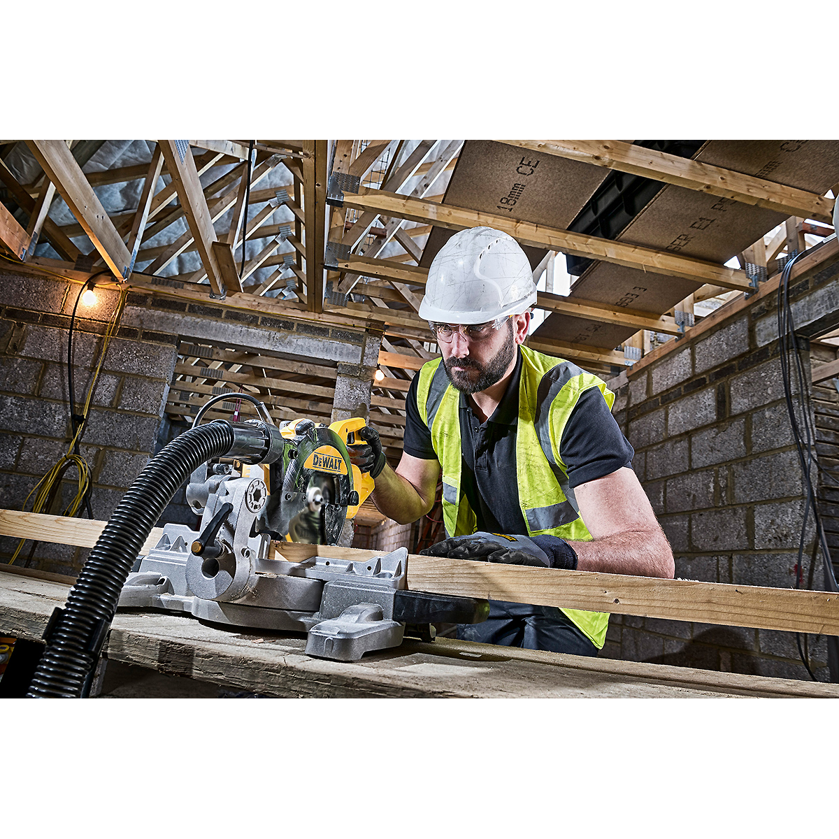 DEWALT Paneelsäge 216mm 1400 Watt mit XPS-Schnittlinienanzeige