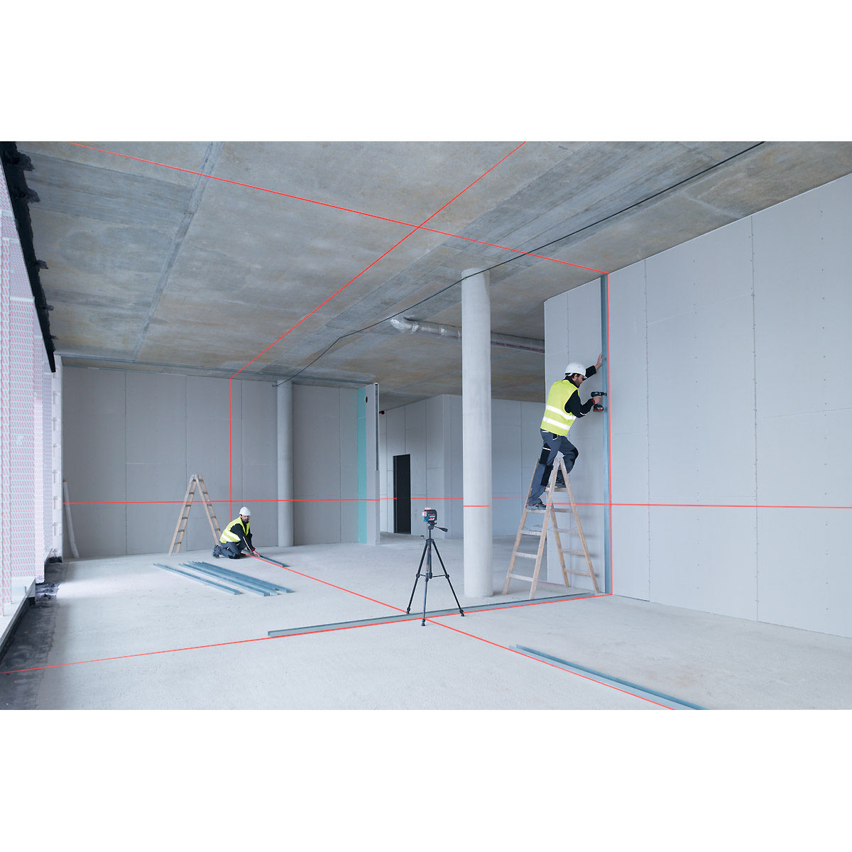 Bosch Linienlaser GLL 3-80 C, mit 4 x 1,5-V-LR6-(AA)-Batterien, Akku-Adapter
