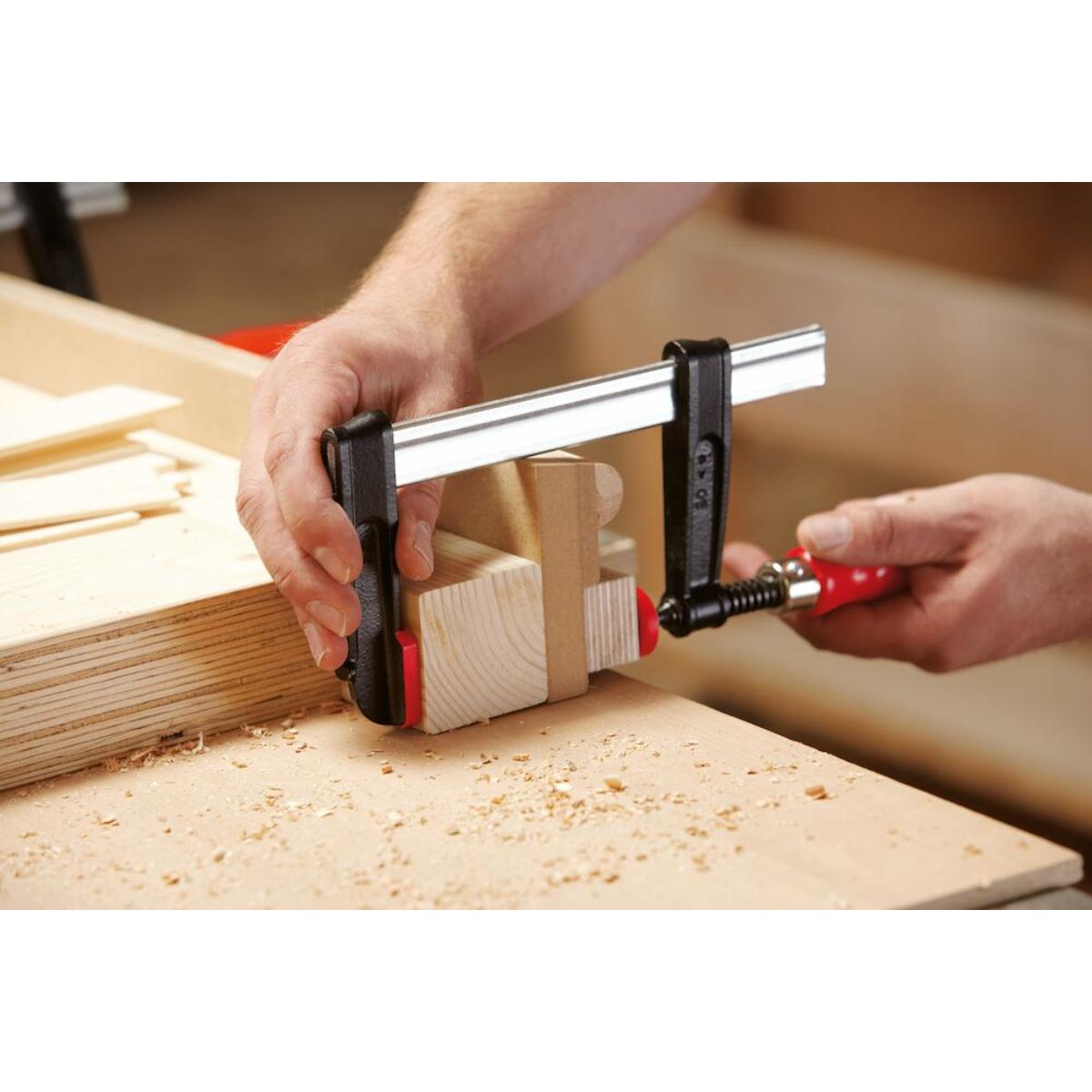 Bessey Temperguss-Schraubzwinge TPN mit bewährtem Holzgriff