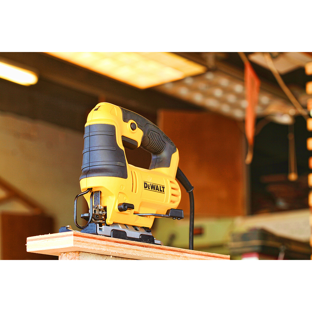 DEWALT Pendelhub-Stichsäge 230V