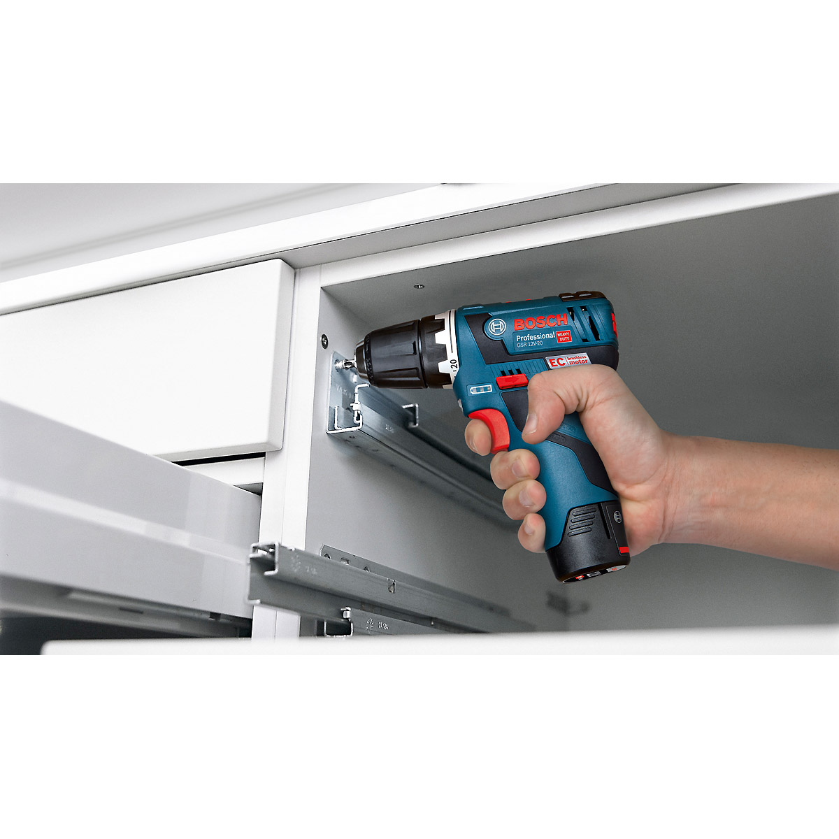 Bosch Akku Starter-Set: 1 x GBA 12 Volt, 2.0 Ah, 1 x GBA 12 Volt, 4.0 Ah, GAL 12V-40