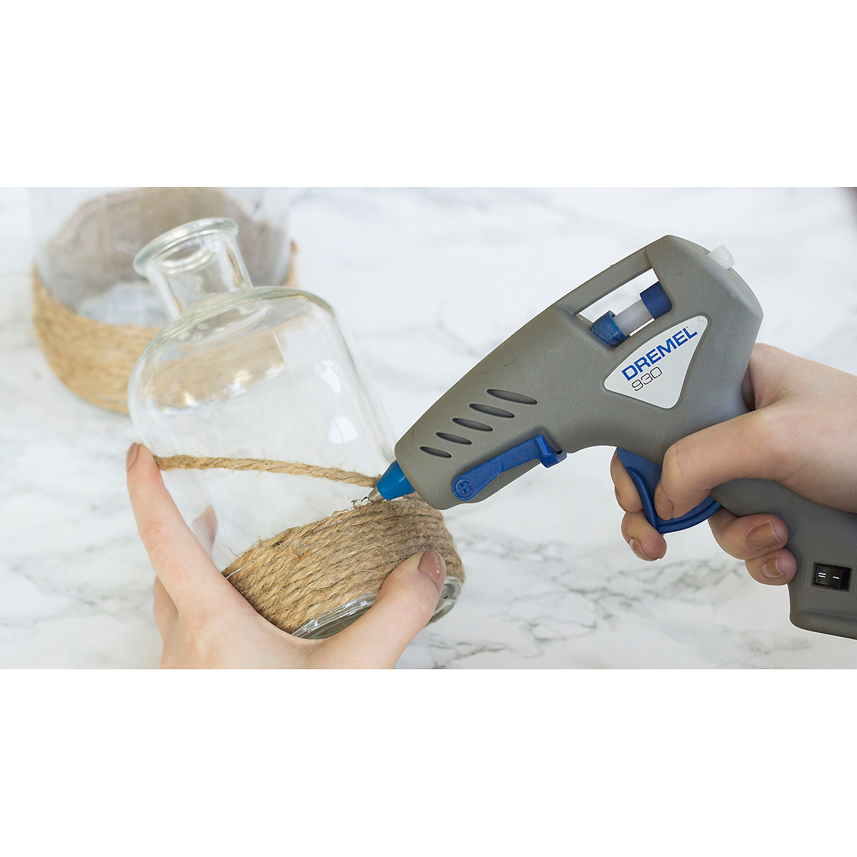 DREMEL Heißklebepistole 930, 12 Farb-Klebestifte, 7mm