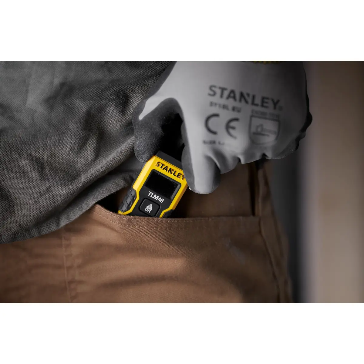 STANLEY Laserentfernungsmesser bis 12m im praktischen Taschenformat, schwarzes Display