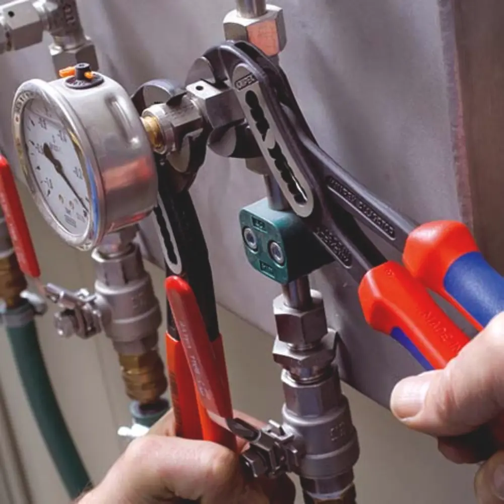 KNIPEX Alligator Wasserpumpenzange mit schlanken Mehrkomponenten-Hüllen schwarz atramentiert 250 mm