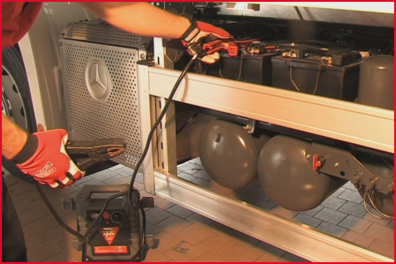 KS Tools 12 V + 24 V Batterie-Booster, mobiles Starthilfegerät 1400 A