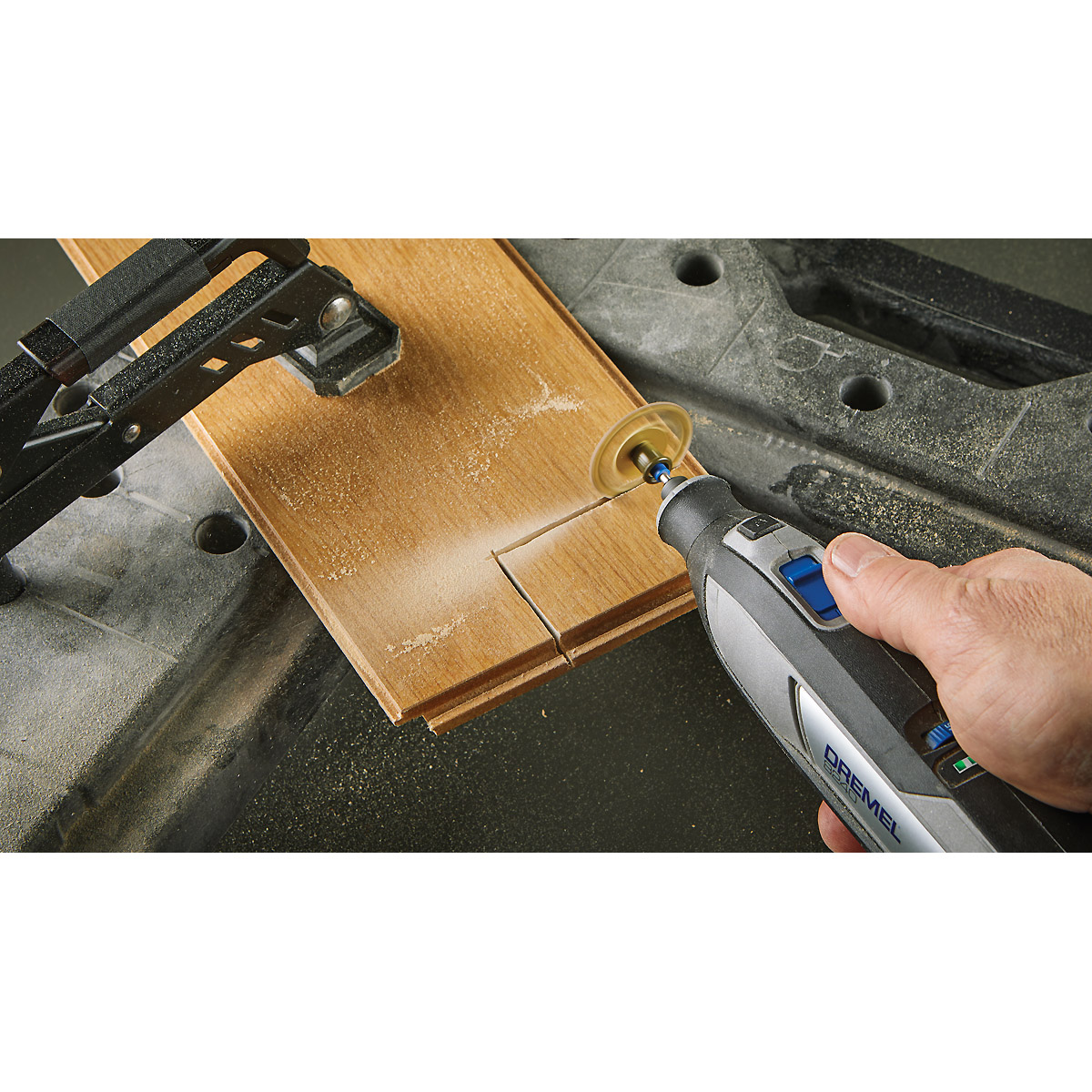 DREMEL 8240 1 x 12-V-2Ah-Akku, 45 Zubehören